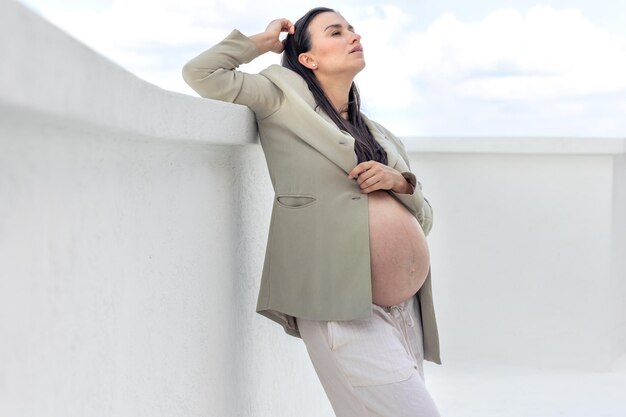 Jak wybrać idealną odzież dla przyszłych mam, łącząc wygodę z modą