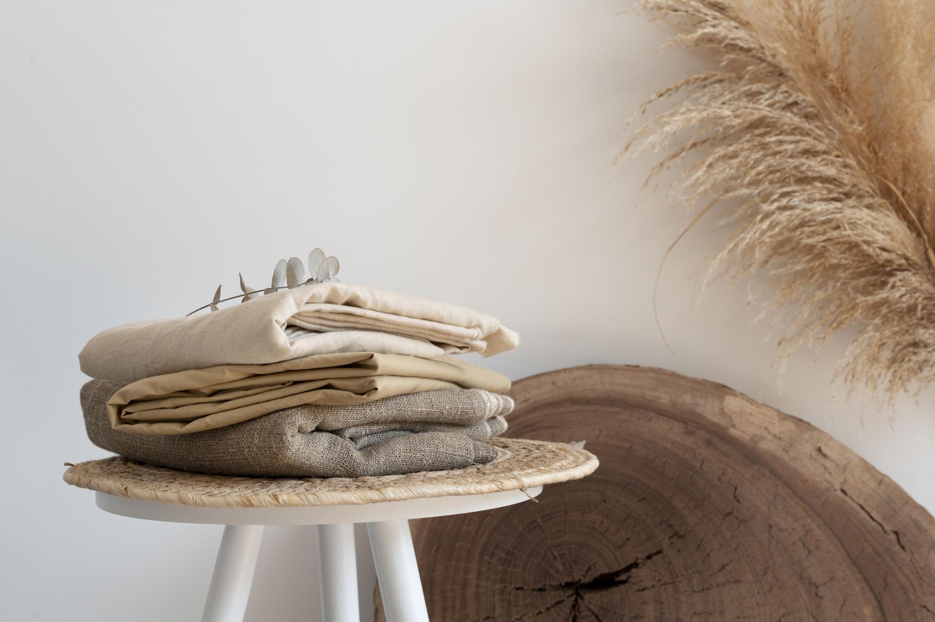 Naturalne tekstylia we współczesnych wnętrzach – dlaczego len wraca do łask?