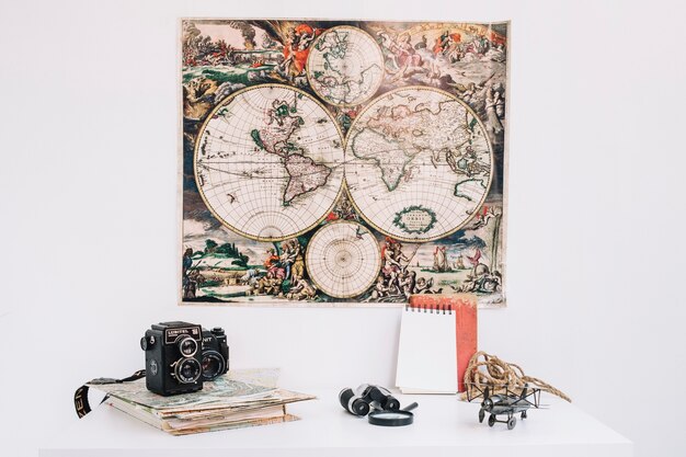 Jak wprowadzić nostalgiczny klimat do wnętrza za pomocą ściennych dekoracji?